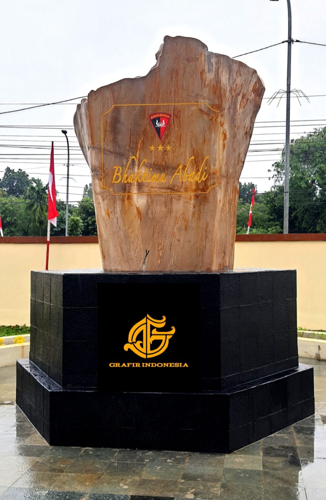 Prasasti stand podium tugu